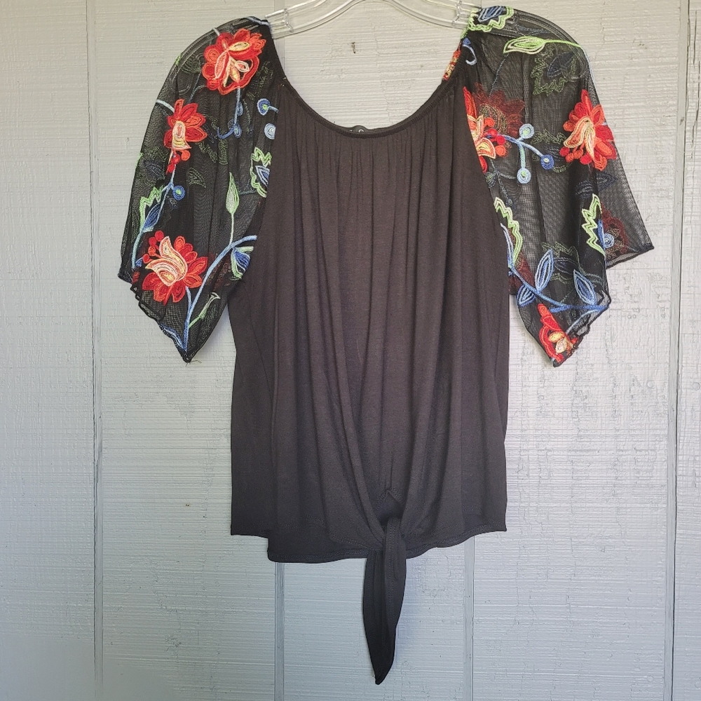 Kim & Cami Black Embroidered Sleeve Top. Size M